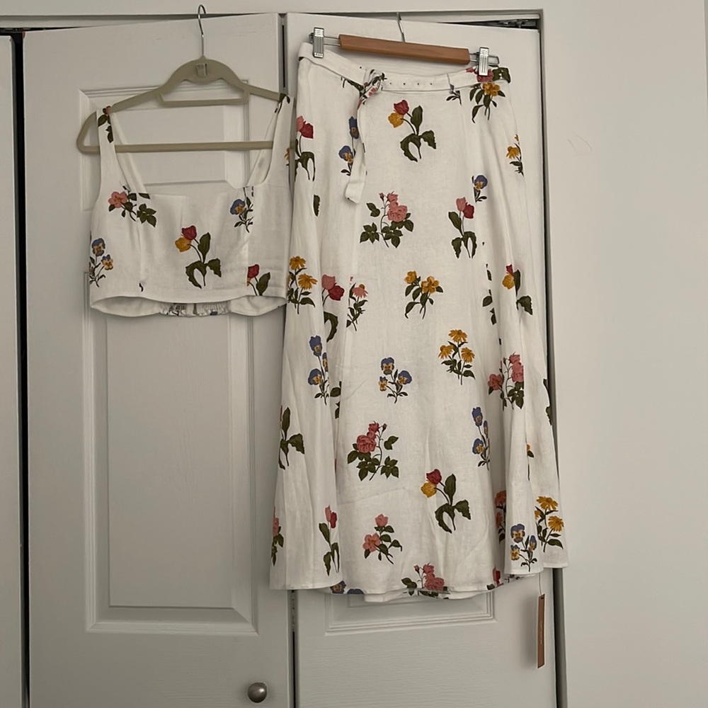 NWT Reformation Cole Two Piece, size 6, white linen floral, crop top skirt - Picture 6 of 13
